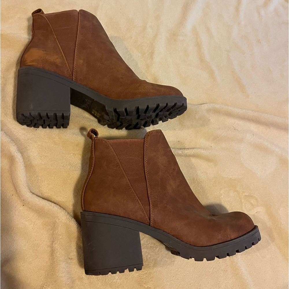 Heeled tan booties